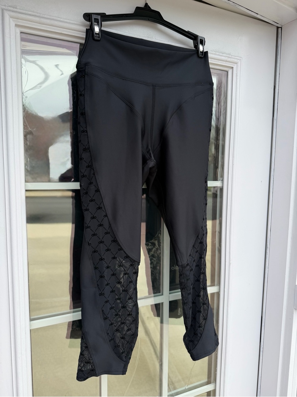 Alo Airlift Black Capri Leggings with Mesh Side Panels